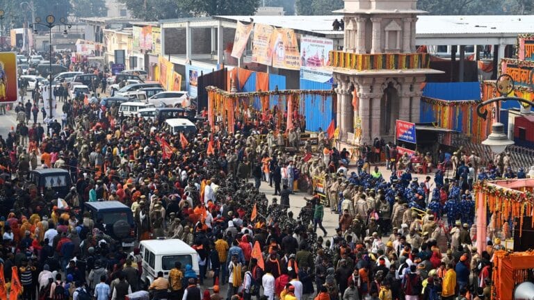Traffic jam at railway crossing during Lucknow to Ayodhya road trip