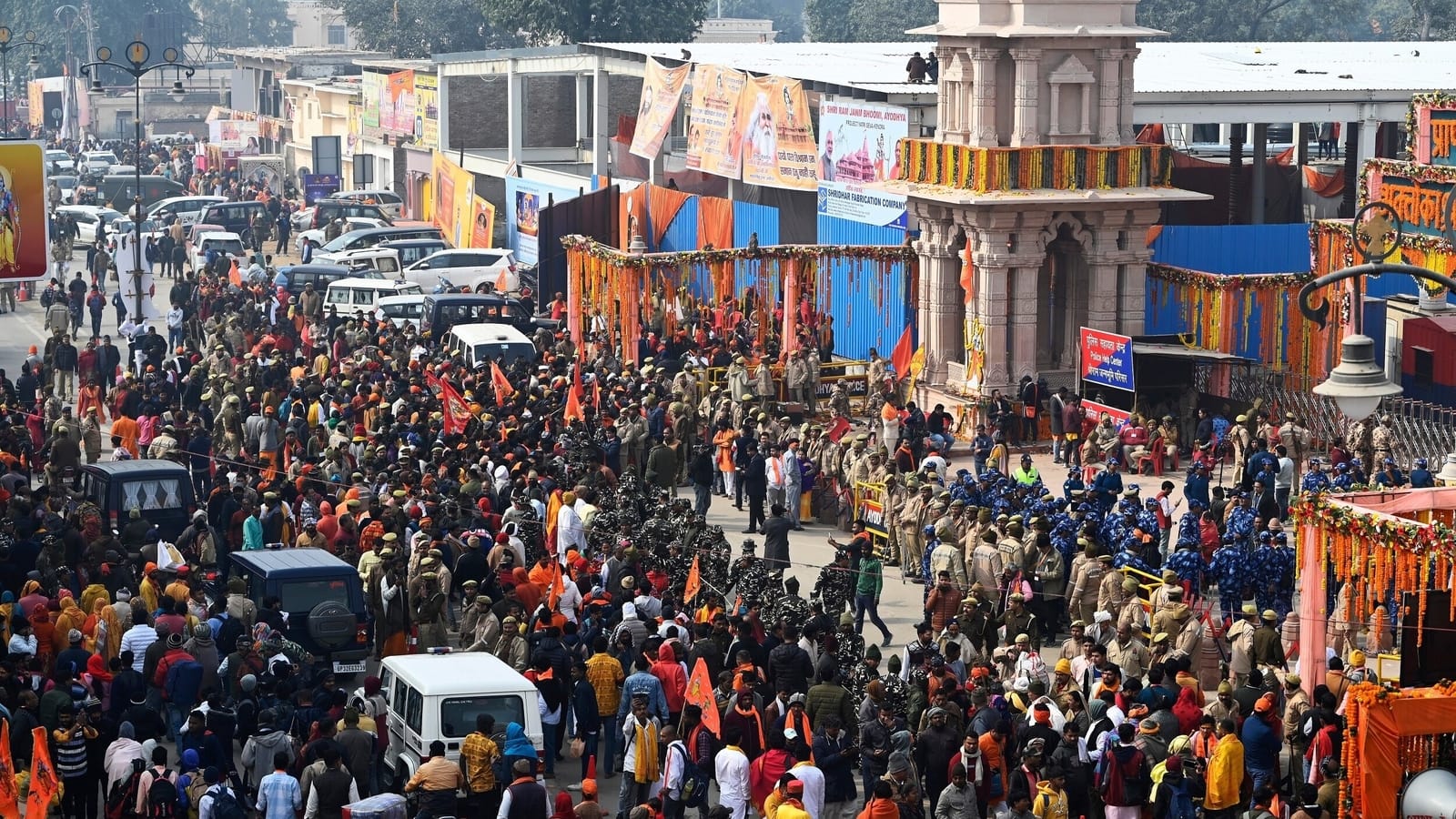 Traffic jam at railway crossing during Lucknow to Ayodhya road trip