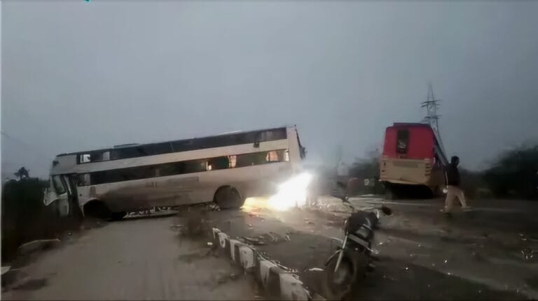 maharashtra-accident-1743564838