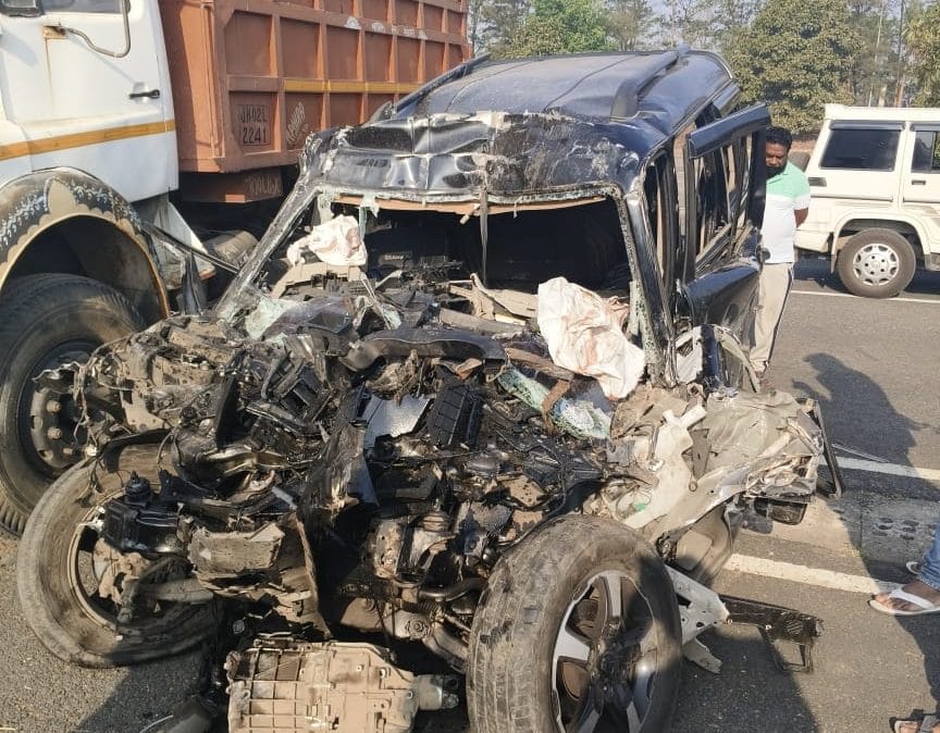 Emergency response at the scene of a multi-vehicle accident on a national highway near Palanpur, showing damaged vehicles and rescue operations.